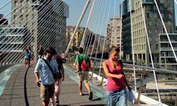 Bilbao - Zubizuri-Brücke und Isozaki-Türme