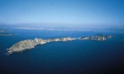 Aufnahme aus der Vogelperspektive vom offenen Meer aus (Illas Cíes)